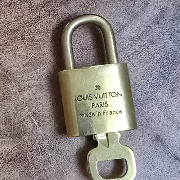 Louis Vuitton Gold Lock & Key # 318 - Picture 2 of 3